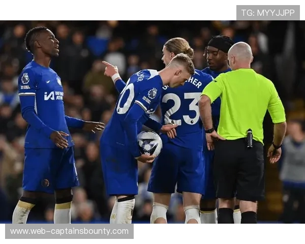 帕尔默点球破门后指天悼念恩师,切尔西全队围拢致敬 帕尔默点球破门后指天悼念恩师,切尔西全队围拢致敬